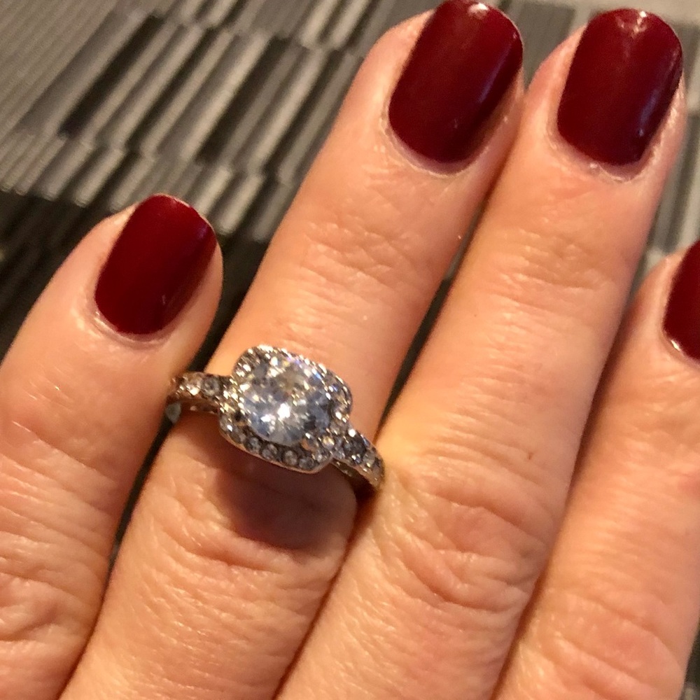 ๐ Beautiful Engagement Ring ๐ - Picture 3 of 6